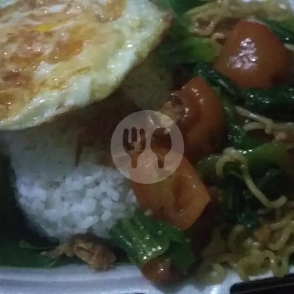 Paket Nasi Indomei Goreng Telur Ceplok | Es Buah & Es Coklat Ummy, Kraton