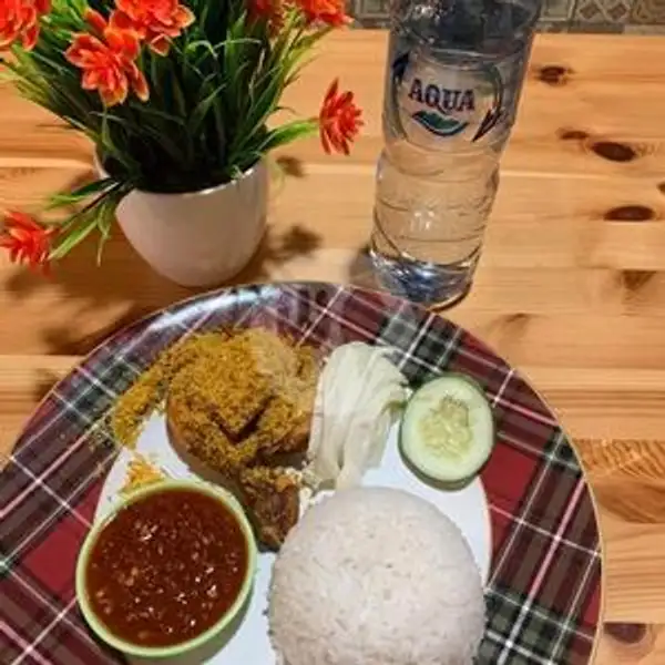 Ayam Goreng + Nasi + Aqua | Warung Bangka Jaya, Denpasar