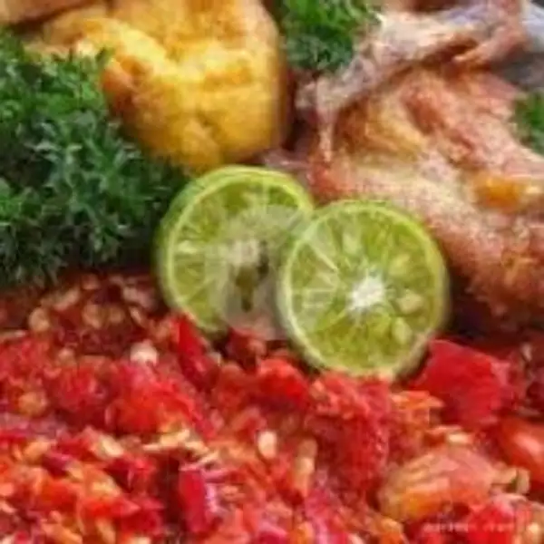 Nasi + Ayam Tahu Tempe Ikan Asin Terong Goreng + Sambal Terasi + Lalapan + Air Mineral | Penyetan Jontor, Driyorejo