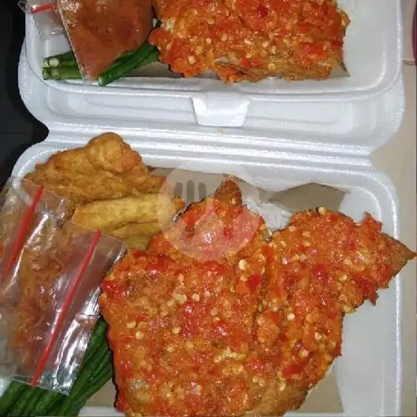 Ayam Geprek + Nasi + Tahu Tempe + Sambal + Lalapan | Ayam Geprek Ceria (Pedasnya Pool), Bunga Raya