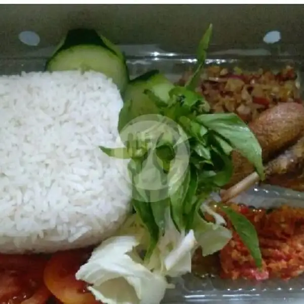 Lalapan Bebek Goreng Sambal Korek+ Es Teh | Warung Moyo Kuah Balung, Persada