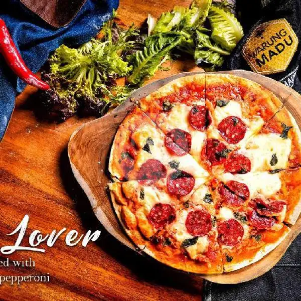 Pizza Meat Lover Dan Es Teh 2 | Warung Madu, Pulau Komodo