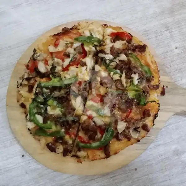 Pizza Meat Lover Medium | Black and White Renon, Denpasar