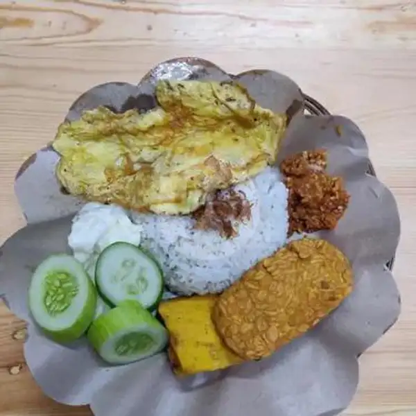 Nasi Ayam Tahu Tempe Telor Dadar | Ayam Goreng Mah Irwan, Kopo Cirangrang