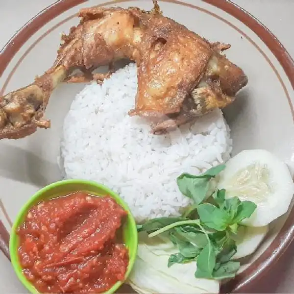 Lalapan Ayam Goreng | Warung Muslim Pak Kumis, Diponegoro
