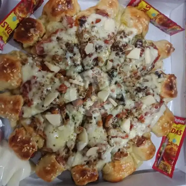 Pizza Pinggiran Sosis Keju Mozarella Medium 8 Potong | Pizza Indi, Temu Putih