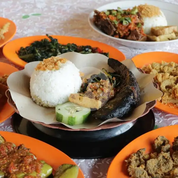 Lele Bakar + Nasi | Ayam Goreng Nelongso, Siwalankerto
