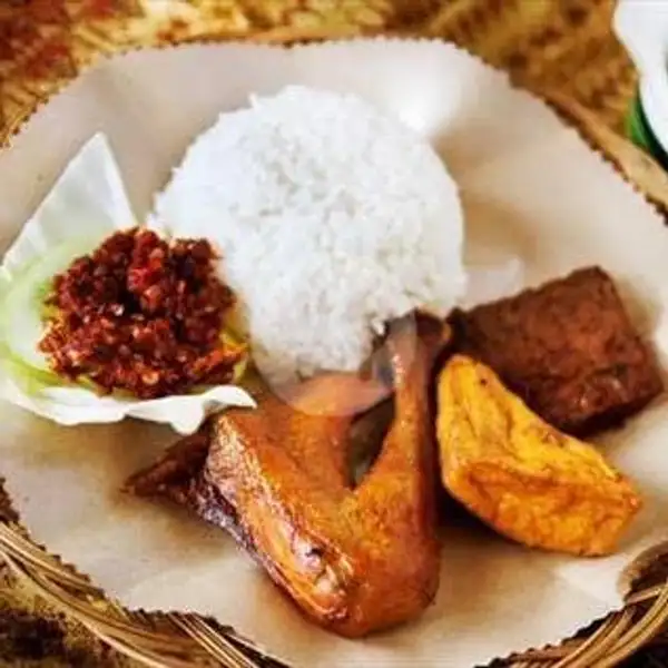 Ayam Goreng Komplit + Serundeng Kelapa | Sambel Jebleh Abank Alil, Karang Tengah
