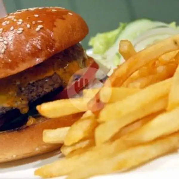Beef Burger + Kentang | Master Kopi Kemayoran, Garuda