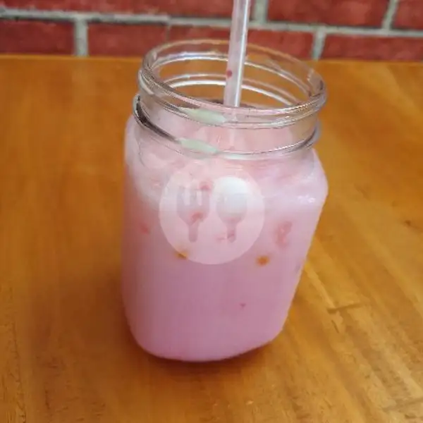 Strawberry Milkshake | Mie Anu Ena' x Little Penang, Makassar