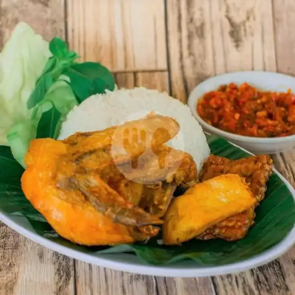 Paket Nasi Uduk Ayam Goreng | Sego Babat Sambal Mentah Pedas dan Lalapan Algojo Khas Surabaya, Tukad Badung