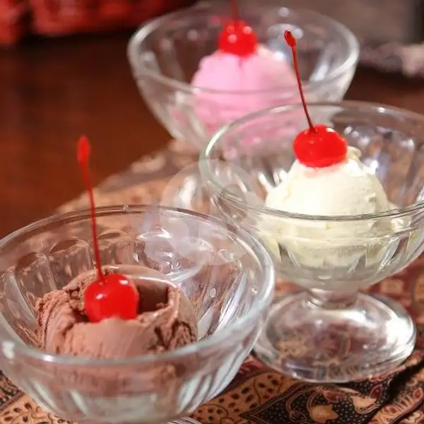Ice Cream (Coklat, Vanilla, Strawberry) | Harmoni Cafe & Resto
