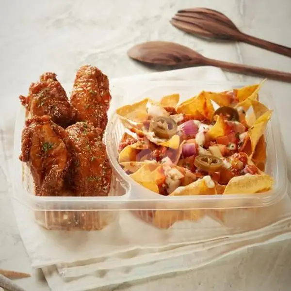 Bolognese Nachos + Chicken Wing (BBQ or Spicy) | Fish & Co., Grand Indonesia