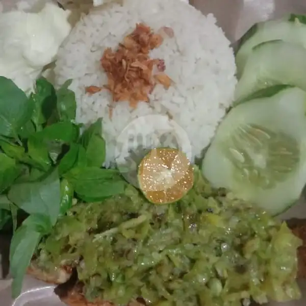 Nila Penyet Sambal Cabe Ijo + Nasi | Naufalita Resto & Cake, Jekan Raya