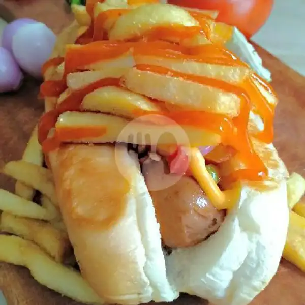 Hotdog Extra Frenchfries With Sambal Dabu Dabu | Wiebar Hotdog