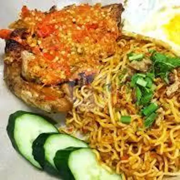 Indomie Goreng  Telur + Ayam Jumbo | Warung Pak Lubis, Tanjung Morawa
