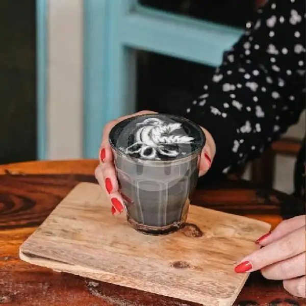 Charcoal Latte | Ameno Coffee and Eatery, Hasanudin