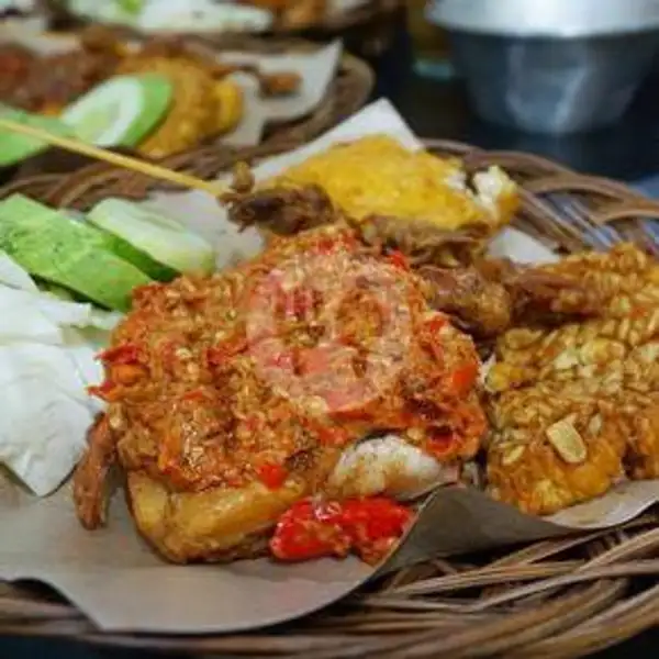 Ayam Gepuk + Sambal Jahe + Nasi + Thu Tmpe + Lalapan | ANEKA RASA JAYA, Ayam Gepuk, Bebek & Multy Menu Khas Manado, Abepura