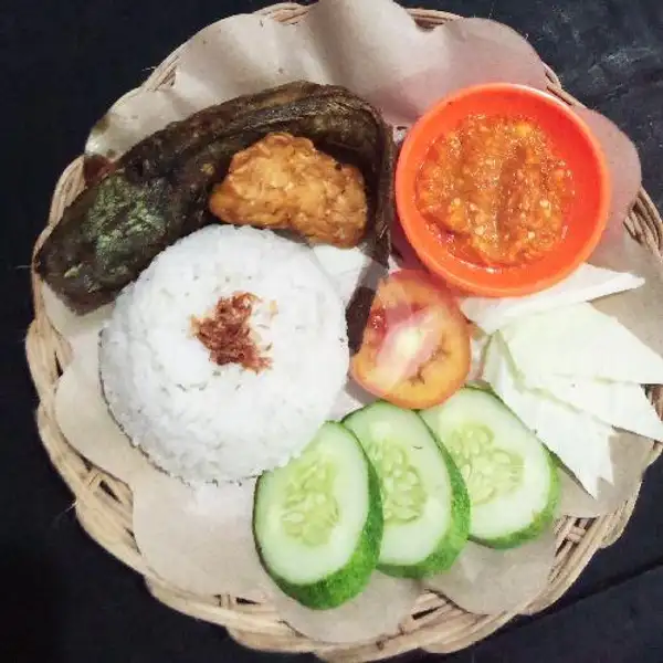 Lele Goreng +Tanpa nasi + samabal Warung Cinta | Waroeng Makan Cinta, Gumilir