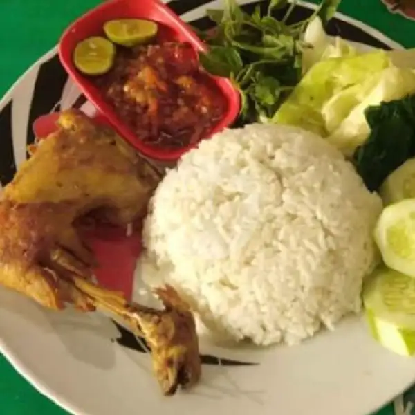 Lalapan Ayam Complit Nasi Putih | Lalapan Ayam Taliwang Hj.Riyati
