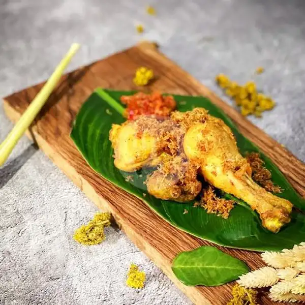 Ayam goreng serundeng | Kedai Kayumanis Bali, Denpasar