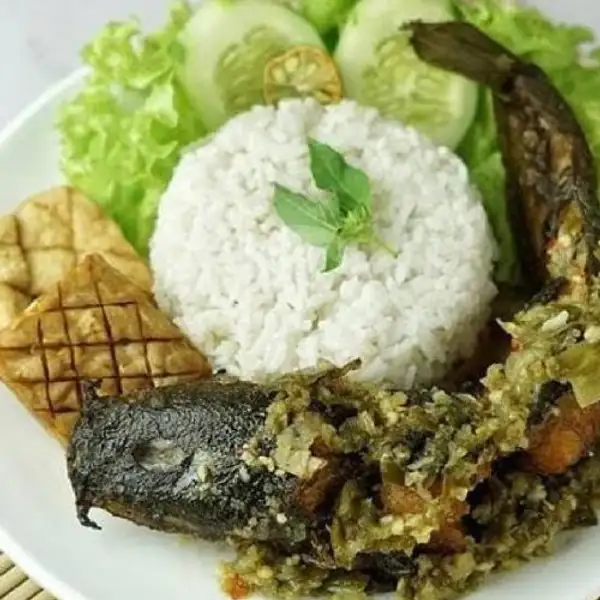 PECEL LELE SIRAM SAMBEL IJO + TAHU BAKSO + TEMPE | Gracia Food, Teluk Amboina