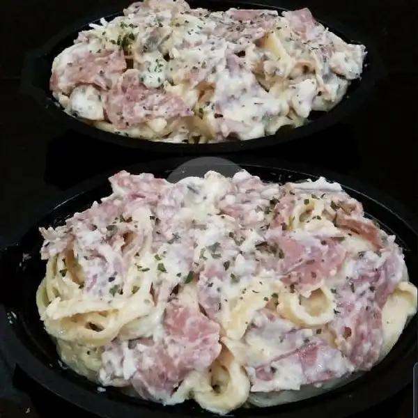 Fettuccine Chicken Mushroom Carbonara With Smoked Beef | Dhapoer Pasta, Sidorejo