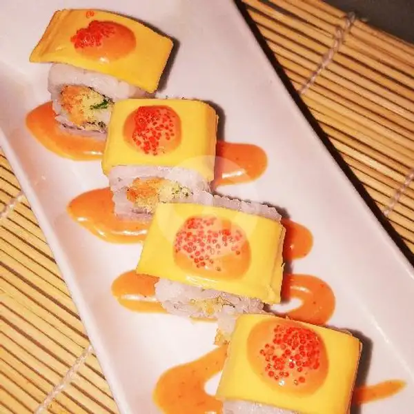 Salmon Tanuki Cheese Roll ( 8 Pcs ) | Sushi Kaila, Pondok Aren