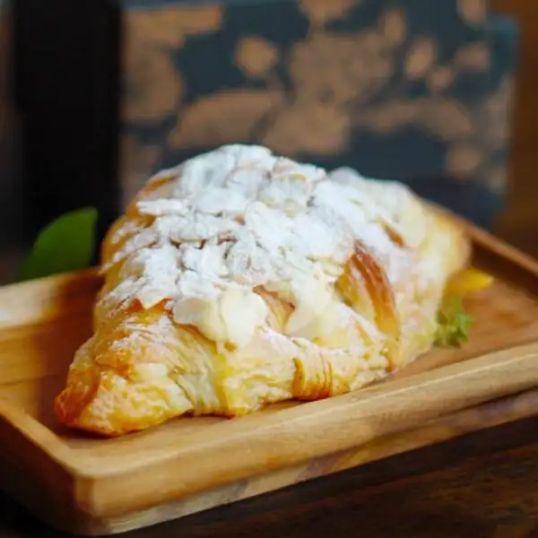 Almond Croissant | Starbucks, Sudirman Bali