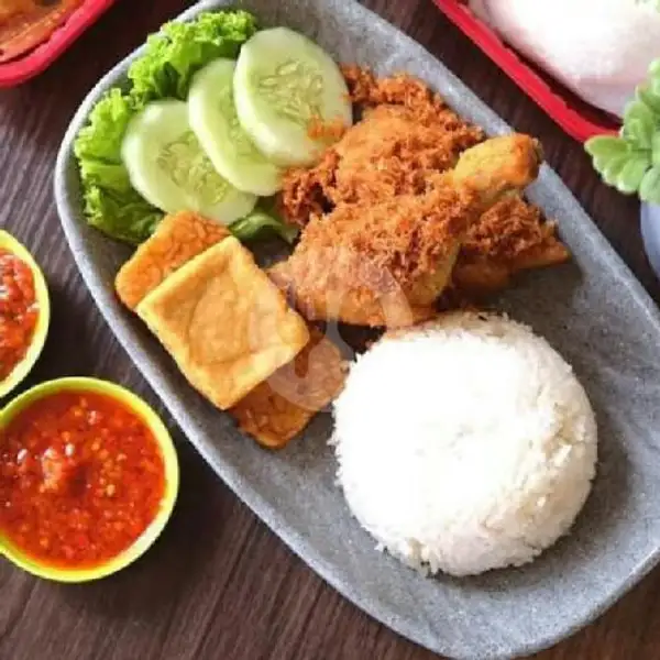 Ayam Serundeng Nasi Tahu Tempe + Es Teh Manis | Dapoer Mukbang, Citalang Raya