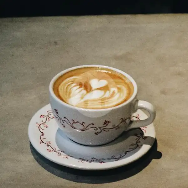 Hot Caffe Latte | Escape Tropical Bar Babakan Siliwangi