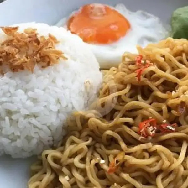 Nasi Indomie Goreng telor | Penyetan Mbak Sus Warung Lesehan, Wonocolo