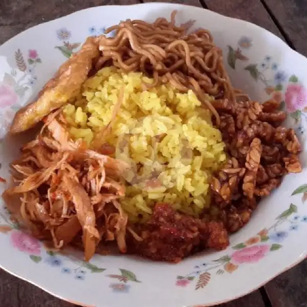 Nasi Kuning Enak | Warung 4DWN, Denpasar