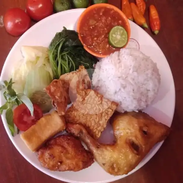 Tempong Ayam Jumbo Complete + Es Teh Segar | Nasi Tempong Mbak Nur, Tukad Badung