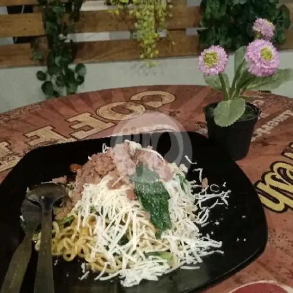 Indomie Goreng Keju Kornet Single | Vinz Cafe, Kemayoran