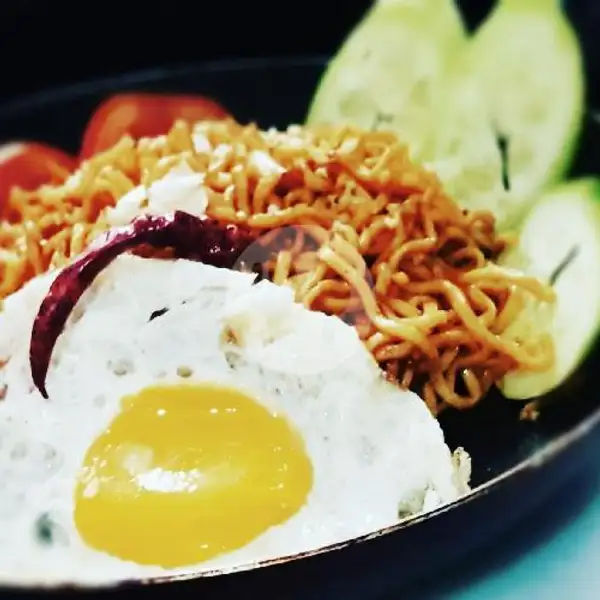 fried noodle Jambrong with egg and garlic chips and spicy sauce | Waroeng 'Rela Rasah', Bekasi Utara