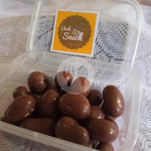 Coklat Delfi Isi Kacang Mede 100 Gram | Serba Chocolate