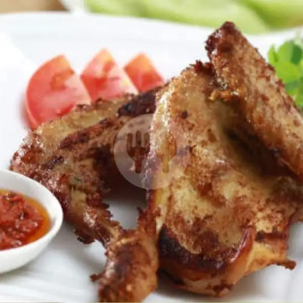 Lalapan Ayam Goreng Besar Presto. | Warung Bu Haji Nur, Kuta