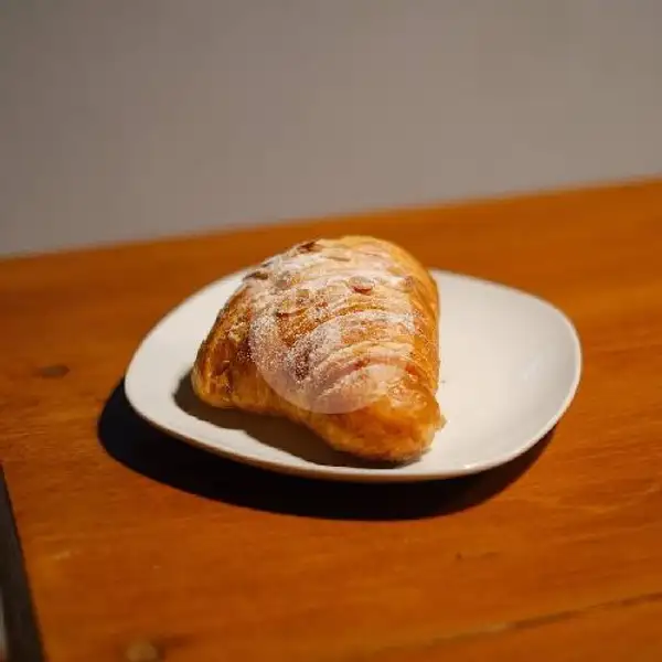 Croissant Almond | Onomi Coffee