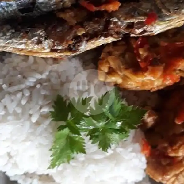 Nasi sambelan trasi ikan tongkol | Penyetan Mbak Sus Warung Lesehan, Wonocolo