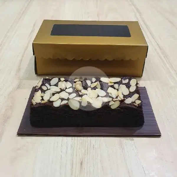 Brownies Cokelat Panggang Spesial Topping Kacang Almond Ukuran 8 X 18 Cm | Pudding Memories Pik, Camar Indah 6