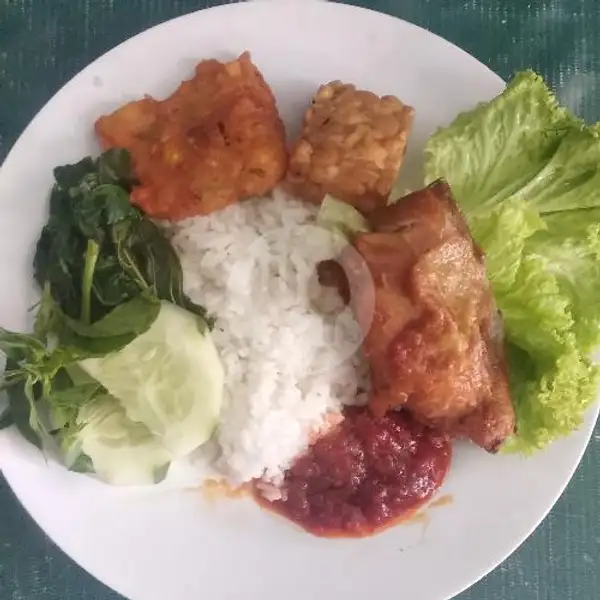 Nasi Lalapan Ayam | Pecel dan Rawon, Merapi